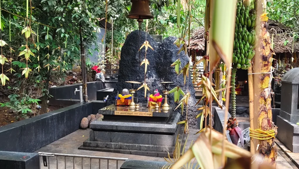 Kalleli Oorali Appooppan Kavu