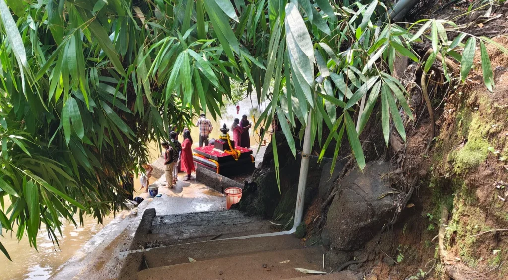 Kalleli Oorali Appooppan Kavu